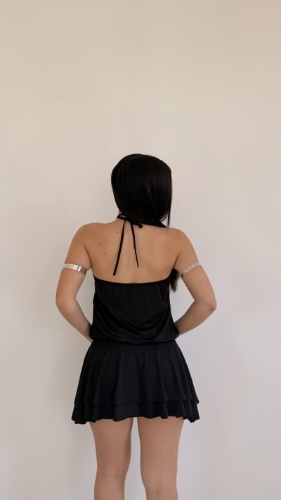 vestido corto escote al cuello triangulo con volados