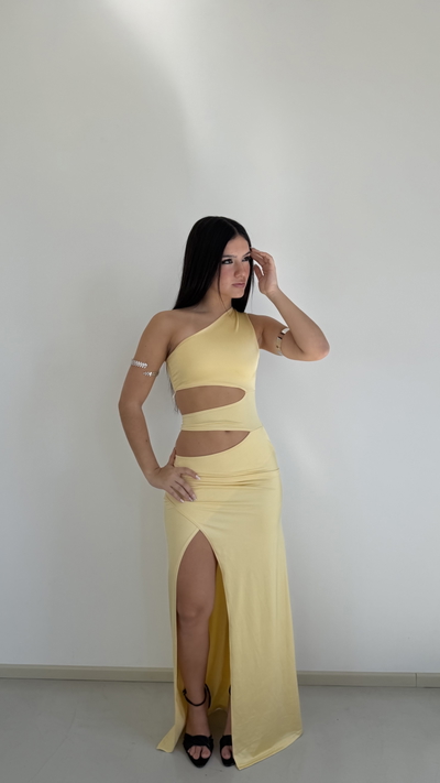 vestido largo un hombro con cortes