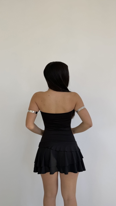 vestido corto strapless con volados
