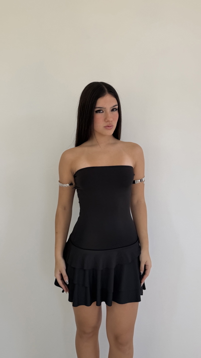 vestido corto strapless con volados