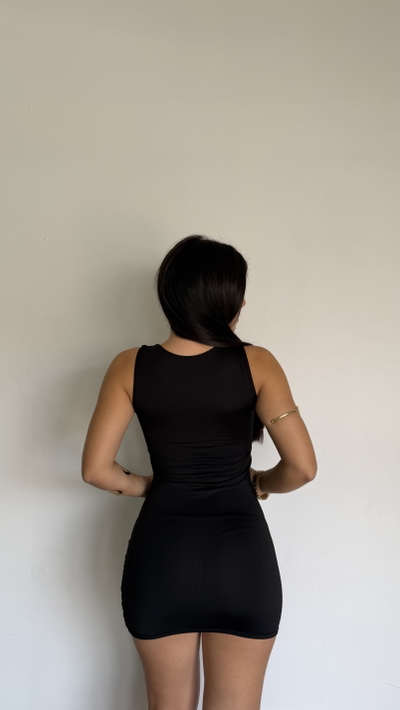 vestido corto básico con lazo para atar 
