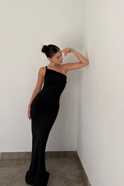 vestido largo un hombro con la tira diagonal atrás 