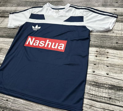 PROMO ENAMORADOS 🩵🤍• Camiseta alternativa Nashua Racing Club 1988