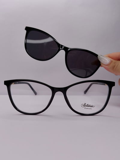 Clip on Larisa - Negro