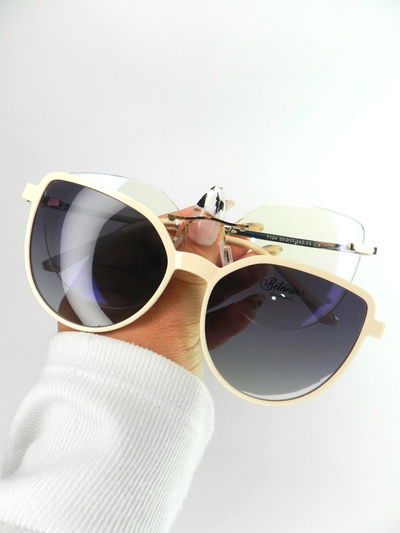 Clip on Oriona montado al aire blanco