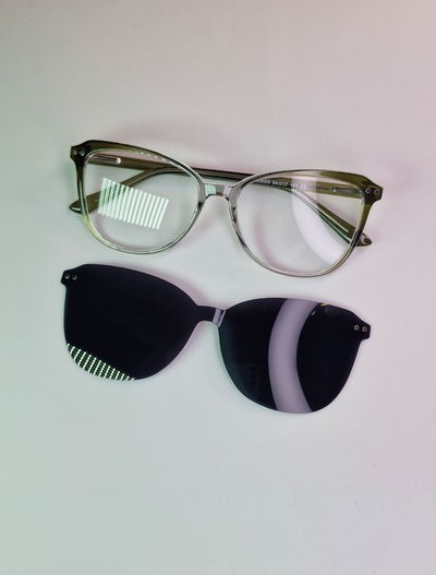 Clip on Libra verde