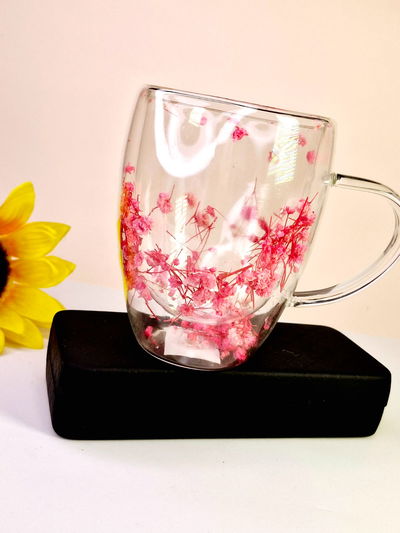 Taza encapsulada flores secas