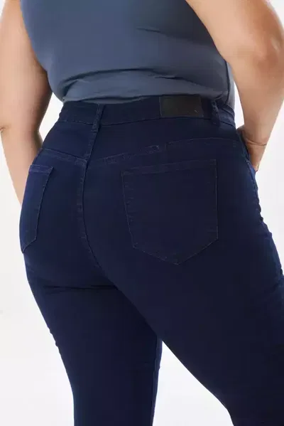 Skinny nazul curvy