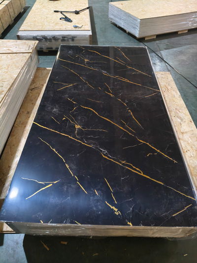 PLACA PVC SIMIL MARMOL NEGRA CON DORADO 