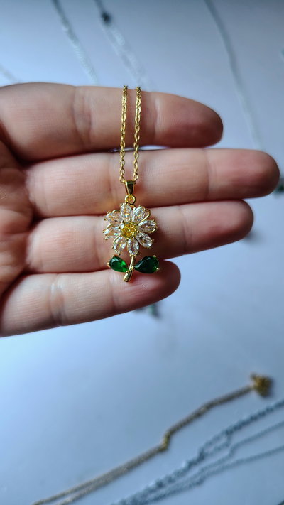 Collar Flor Diana  Dorado (giratorio)