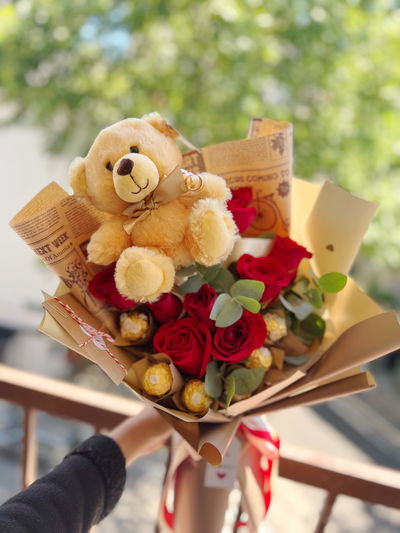 Ramo de 8 rosas importadas + 6 bombones y peluche