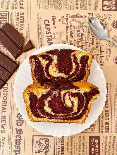 Porción de budín marmoleado
