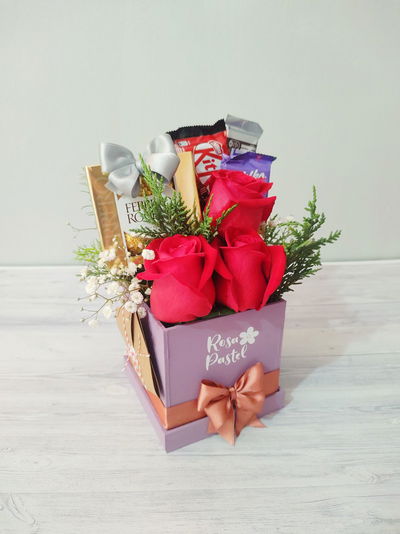 Cubo con rosas y chocolate