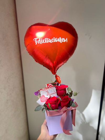 Cubo con rosas y chocolate + globo con helio