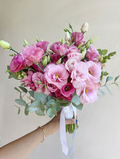 Ramo asimétrico rosa + Boutonniere 