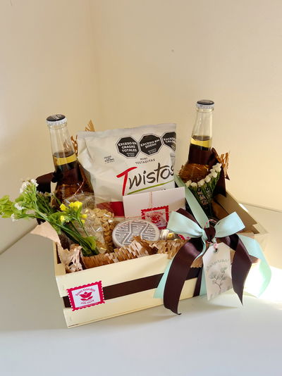 Caja con cervezas y snacks 