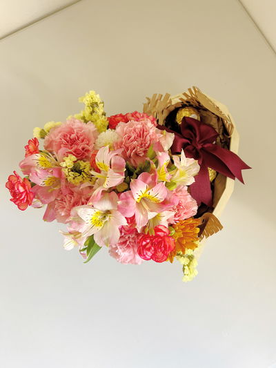 Corazón con flores de estación y bombones