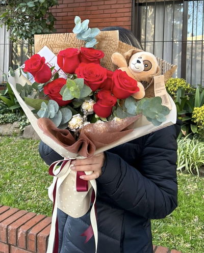 Ramo de 8 rosas importadas + 6 bombones y peluche