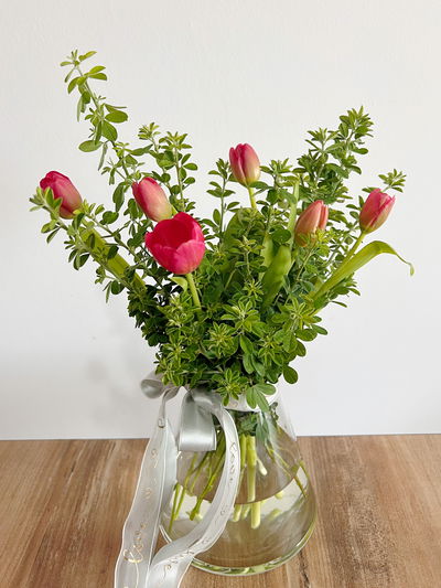 Arreglo de Tulipanes en florero de vidrio