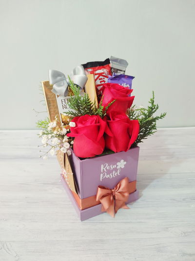Cubo con rosas y chocolate