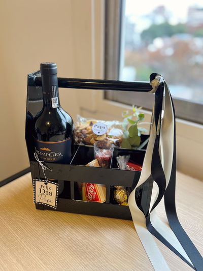 Arreglo con vino en cajon de metal 