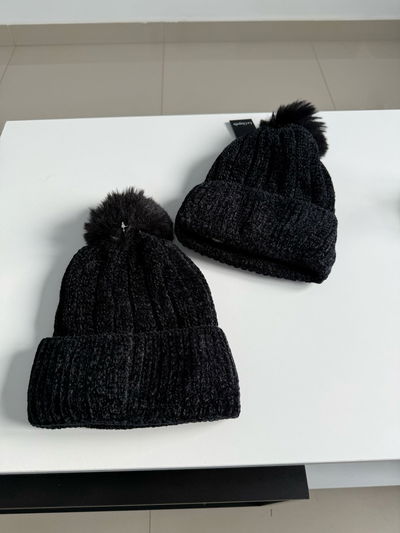 GORRO NEGRO CON POMPON 