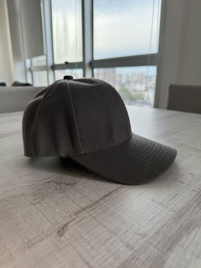 GORRA BÁSICA GRIS