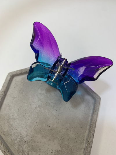 BROCHE MARIPOSA DOS COLORES (VIOLETA Y CELESTE )
