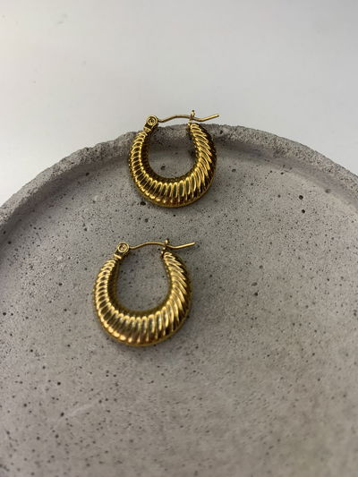 ARGOLLAS LÍNEAS CALADAS ACERO DORADO