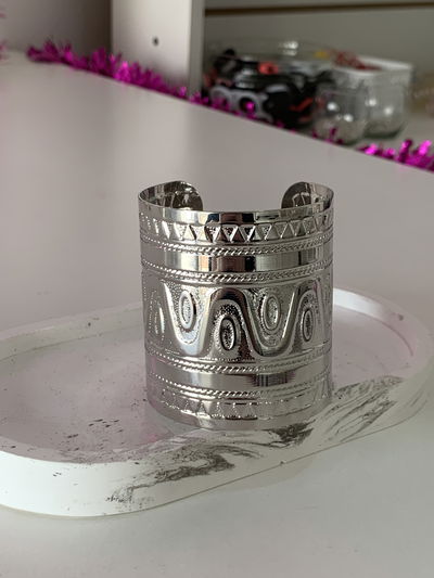 BRAZALETE CLEO LABRADO PLATEADO (6.3CM)