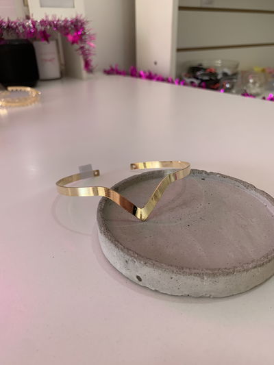 BRAZALETE "V" DORADO