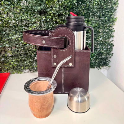 PROMO 20 - Mate Camionero ALGARROBO, Termo, Canasta + Bombilla Pico LORO Acero de REGALO