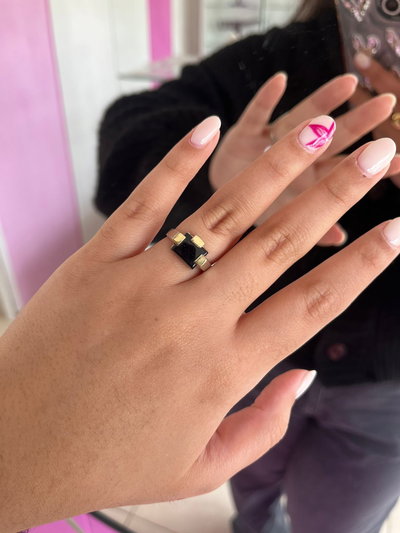 ANILLO CON PIEDRA NEGRA CUADRADA