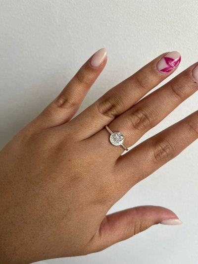 ANILLO CON PIEDRA BLANCA Y MICROPAVE