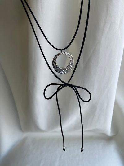 CHOKER GAMUZA CIRCULO CON DISEÑO 