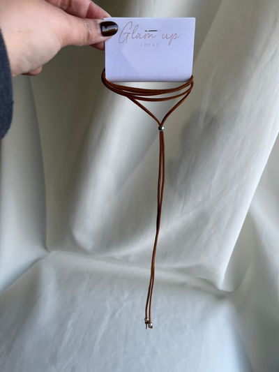 CORBATERO DE GAMUZA MARRON