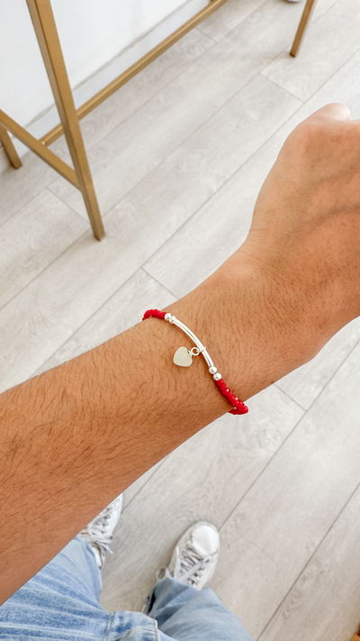 Pulsera Roja con Corazón Luminoso