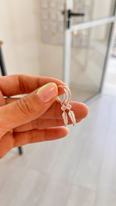 Argollas con plumitas