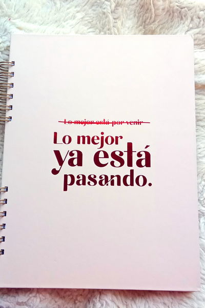 Cuaderno universitario a4 LO MEJOR YA ESTÁ PASANDO