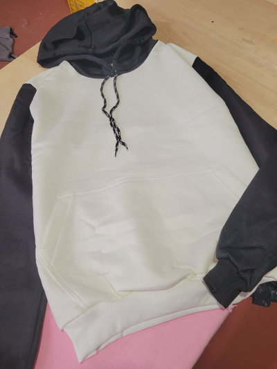 Buzo Oversized Canguro Unisex Bicolor (colores blanco y negro)