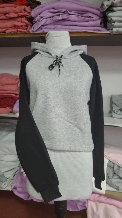 Buzo Corto Combinado (colores: gris y negro)