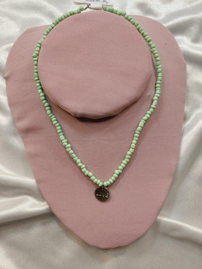 Collar de mostacillas chapita love