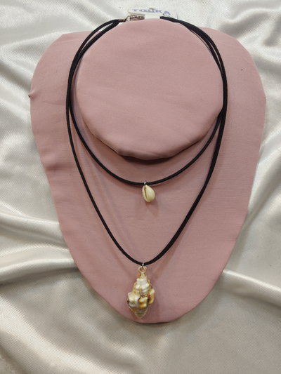 Collar de gamuza doble caracoles