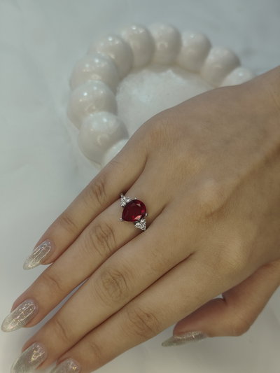 Anillo gota roja