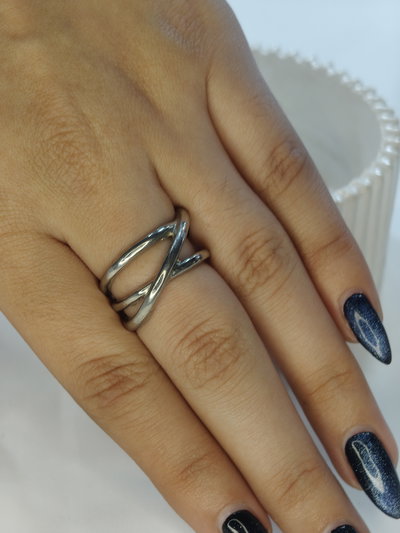 Anillo entre líneas plateado 