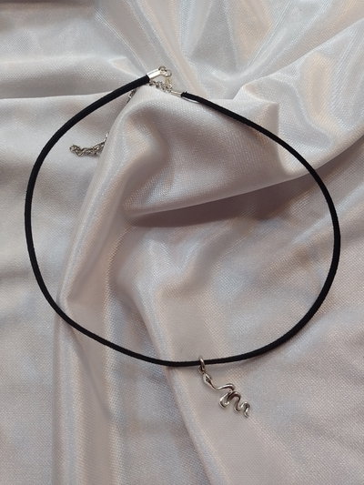 Collar serpiente de gamuza 