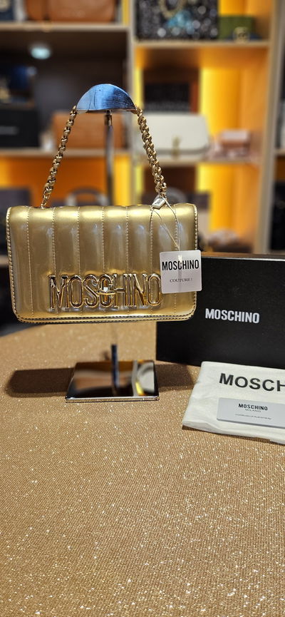 Cartera Moschino Dorada