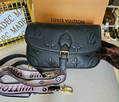 Bandolera Texturada Louis Vuitton Negra
