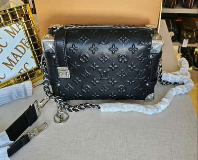 Bolso Louis Vuitton Negro con Relieve 