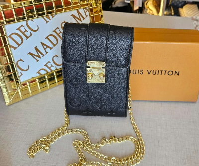 Porta Celular Louis Vuitton Negro Relieve 